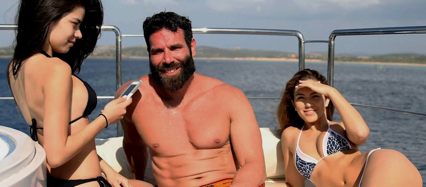 Ο «playboy» Νταν Μπιλζέριαν «κατεβαίνει» για πρόεδρος των ΗΠΑ (φωτό)